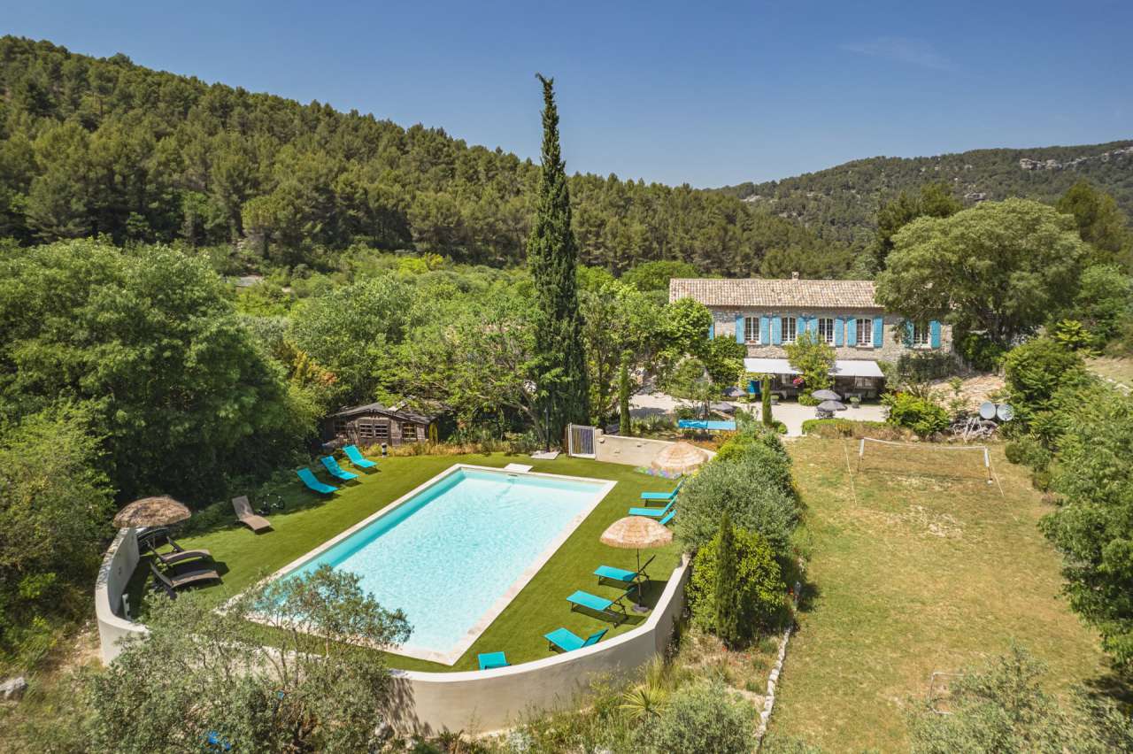 Superb 10 bedroom stone built property, ideally situated within a quiet and