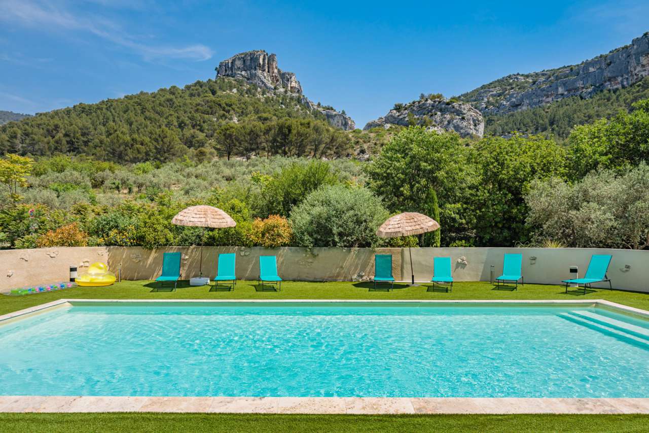 Superb 10 bedroom stone built property, ideally situated within a quiet and