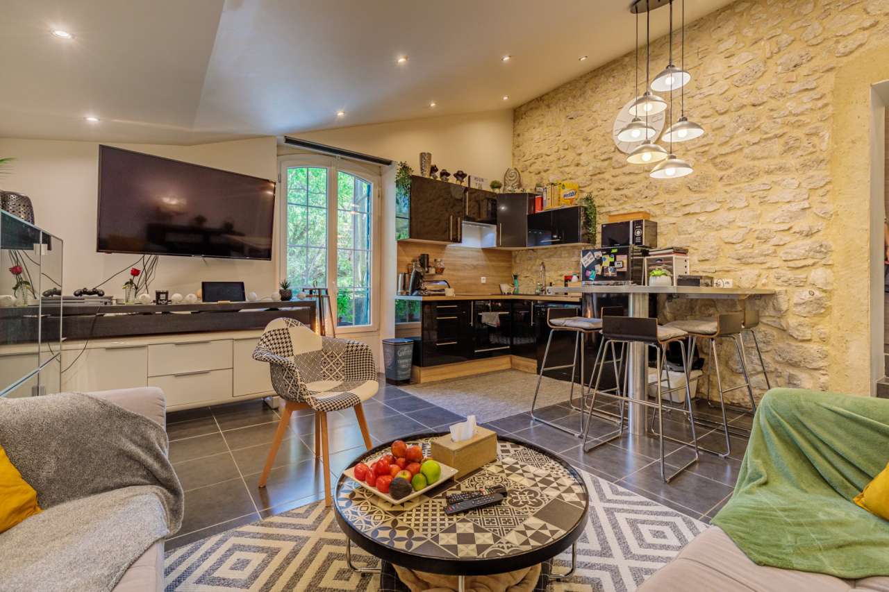 Superb 10 bedroom stone built property, ideally situated within a quiet and