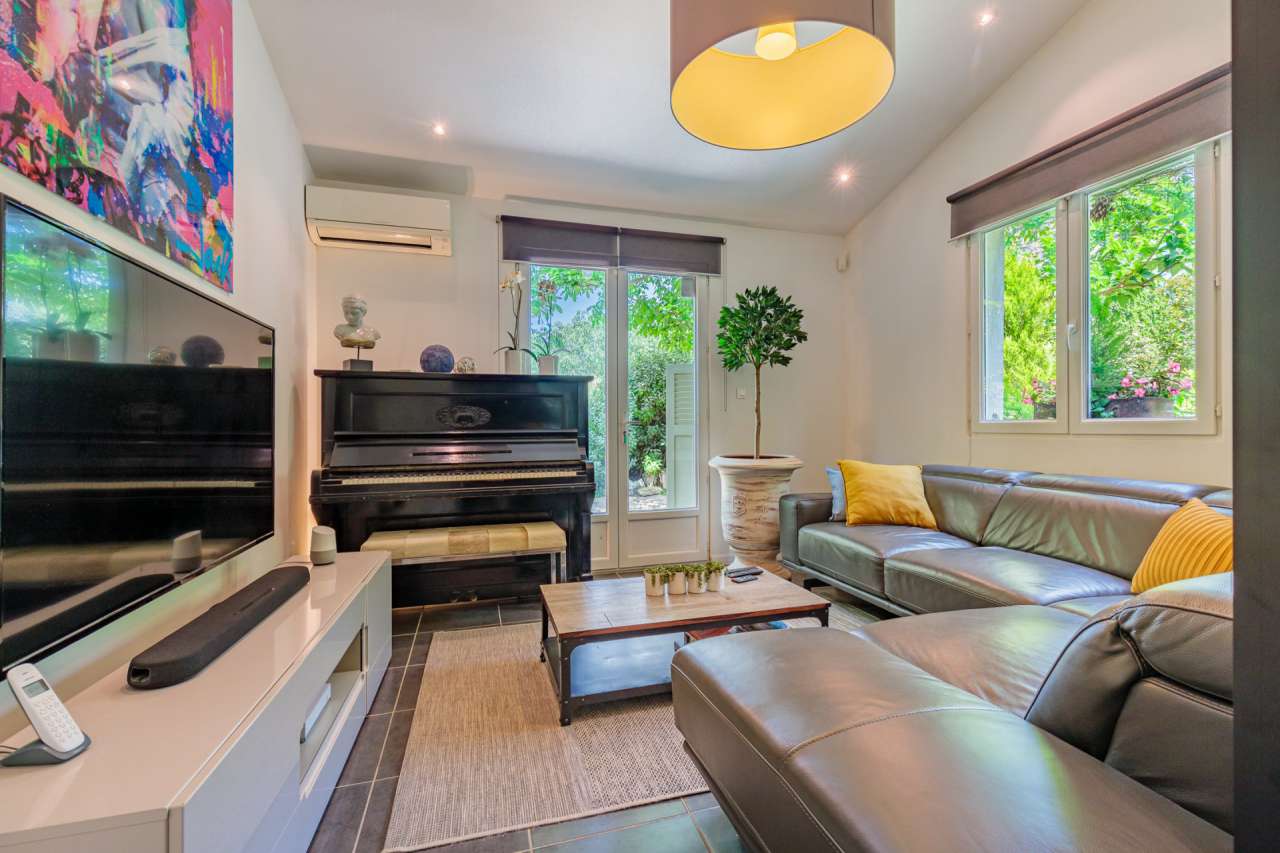 Superb 10 bedroom stone built property, ideally situated within a quiet and