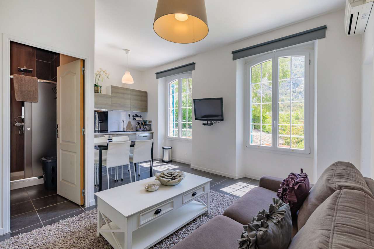 Superb 10 bedroom stone built property, ideally situated within a quiet and