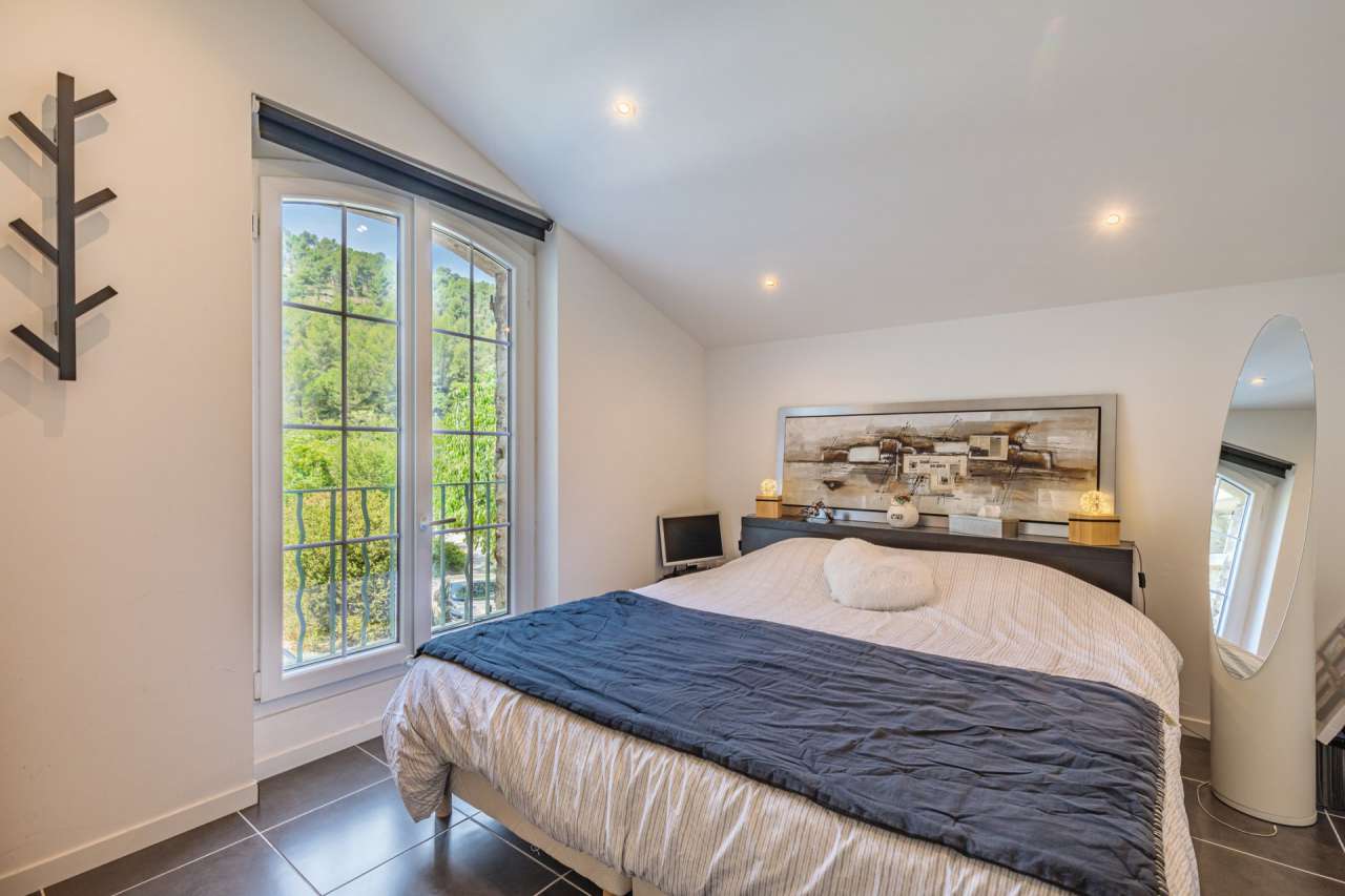 Superb 10 bedroom stone built property, ideally situated within a quiet and