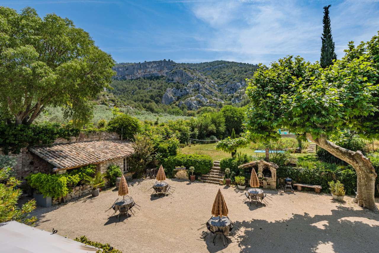 Superb 10 bedroom stone built property, ideally situated within a quiet and