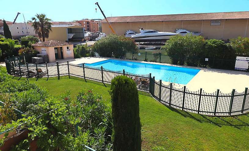 Charming 2 bedroom apartment with communal pool and parking, located near a