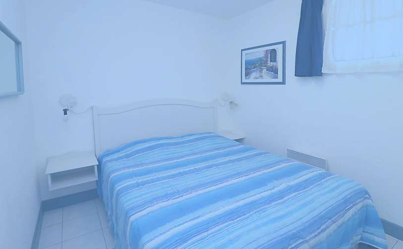 Charming 2 bedroom apartment with communal pool and parking, located near a