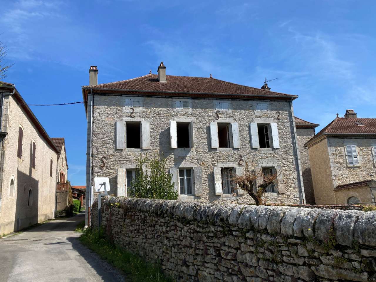 Full of character and charm and with a total built area of 220m2, this love