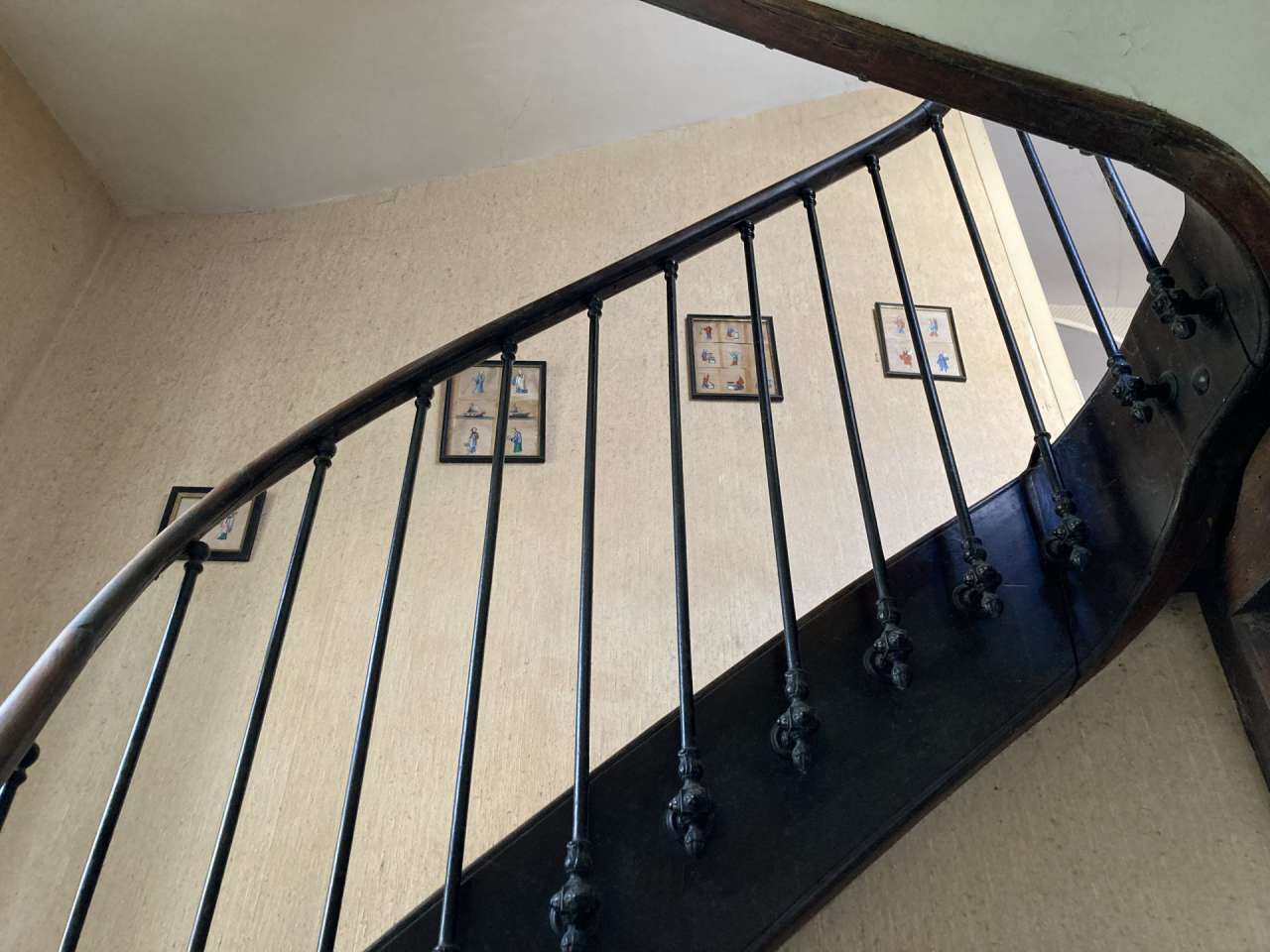 Full of character and charm and with a total built area of 220m2, this love