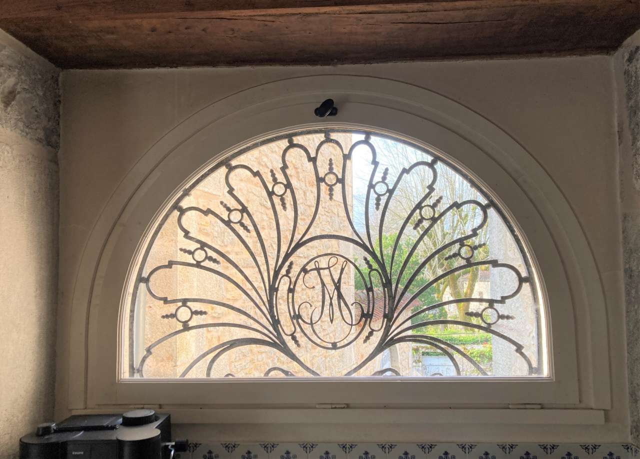 Full of character and charm and with a total built area of 220m2, this love