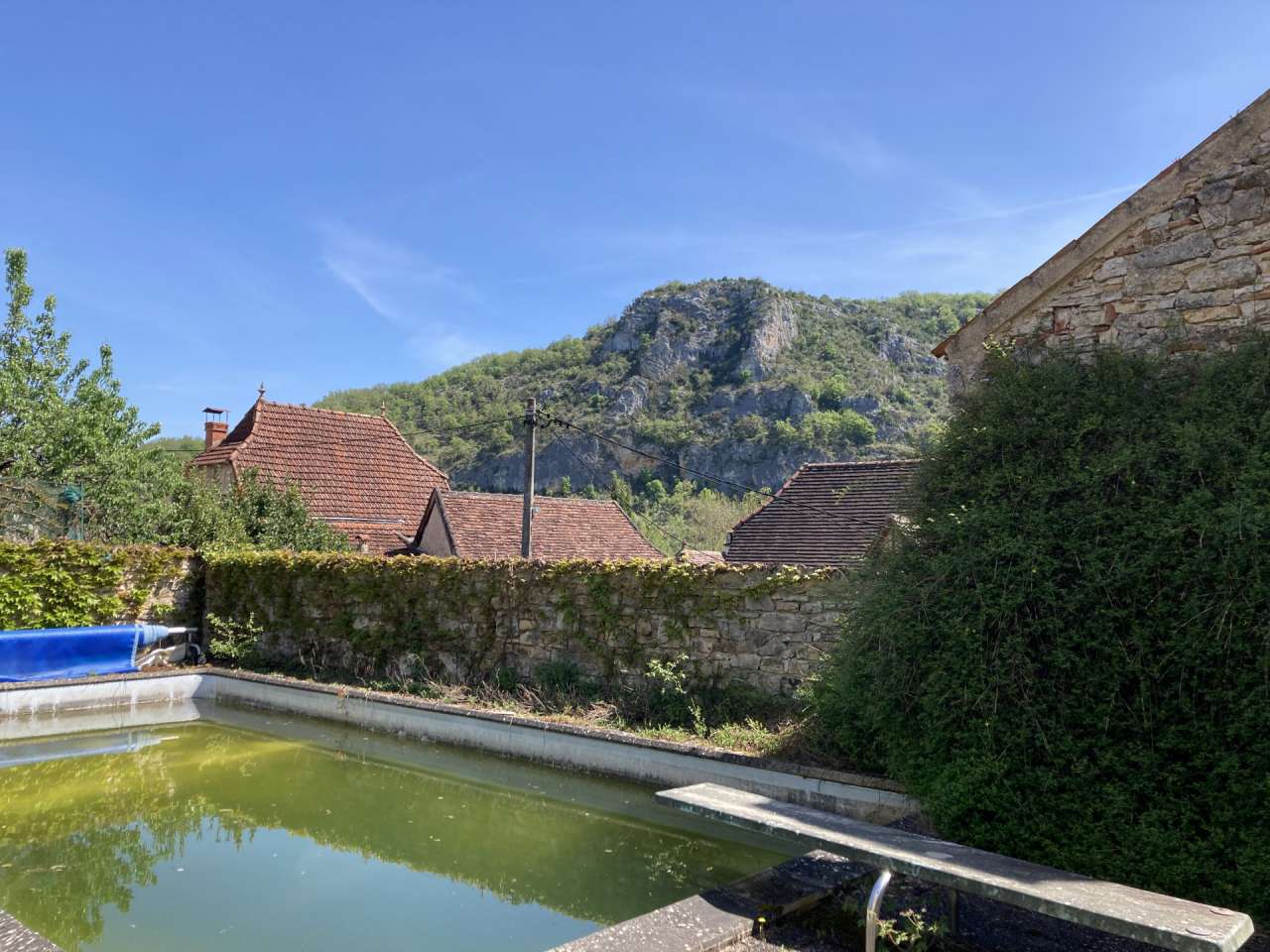 Full of character and charm and with a total built area of 220m2, this love