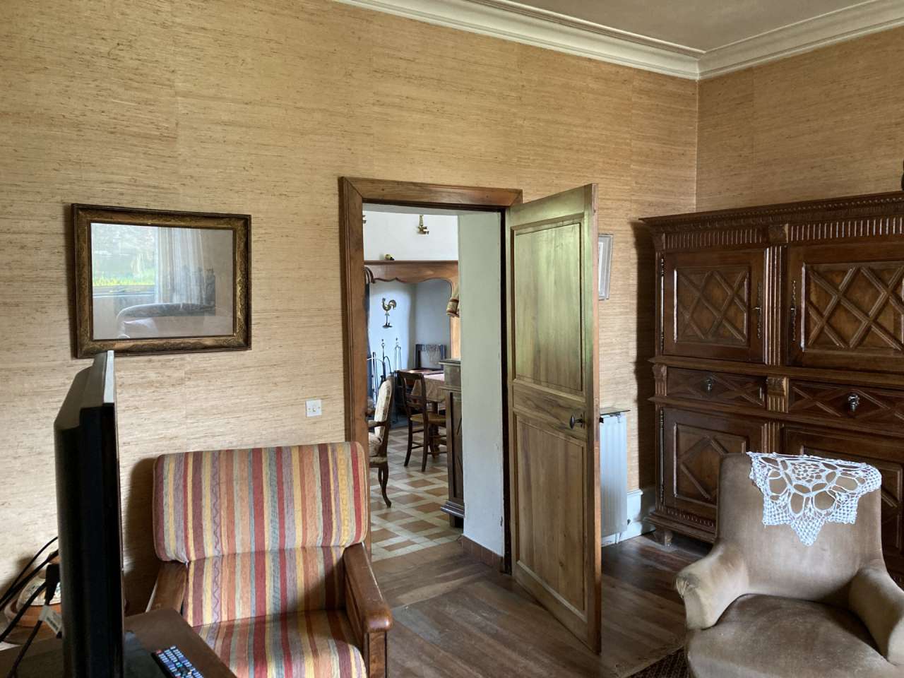 Full of character and charm and with a total built area of 220m2, this love