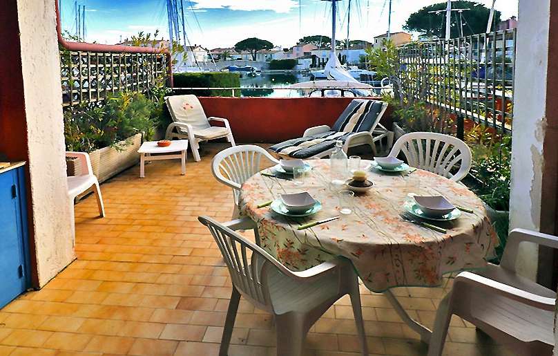 Charming one bedroom ground floor apartment enjoying wonderful river views