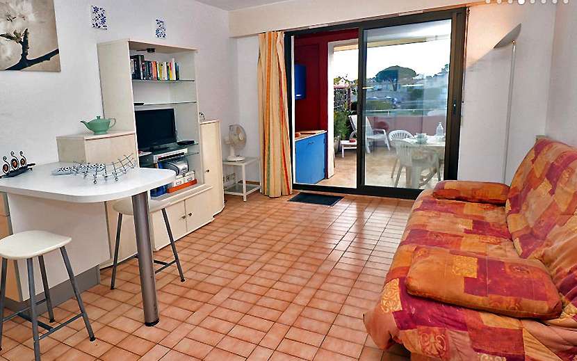 Charming one bedroom ground floor apartment enjoying wonderful river views