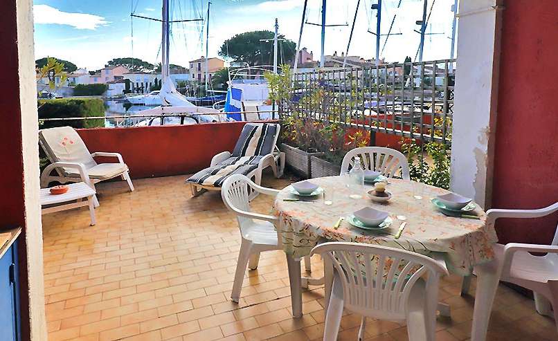 Charming one bedroom ground floor apartment enjoying wonderful river views