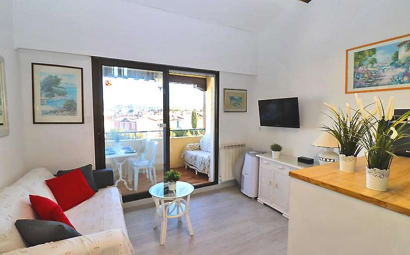 Enjoying wonderful river views from its ideal location in the heart of Port