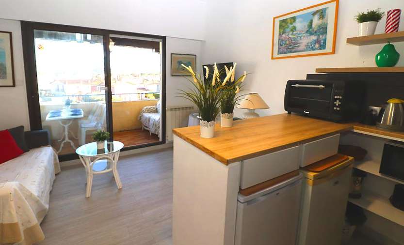 Enjoying wonderful river views from its ideal location in the heart of Port