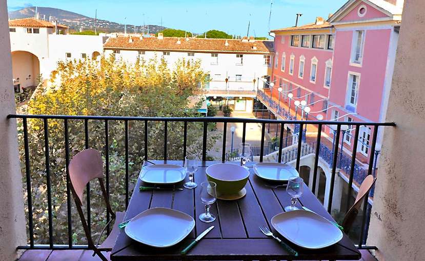 Very well presented one bedroom apartment with parking, enjoying wonderful