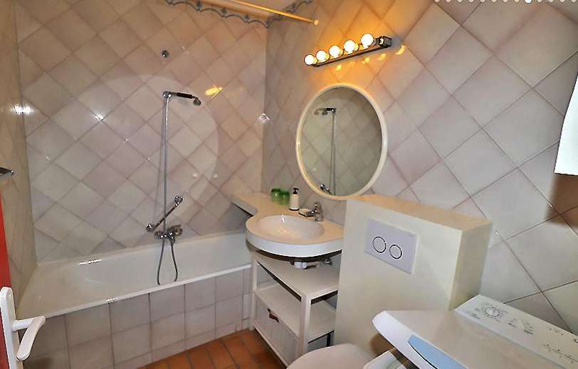 Very well presented one bedroom apartment with parking, enjoying wonderful