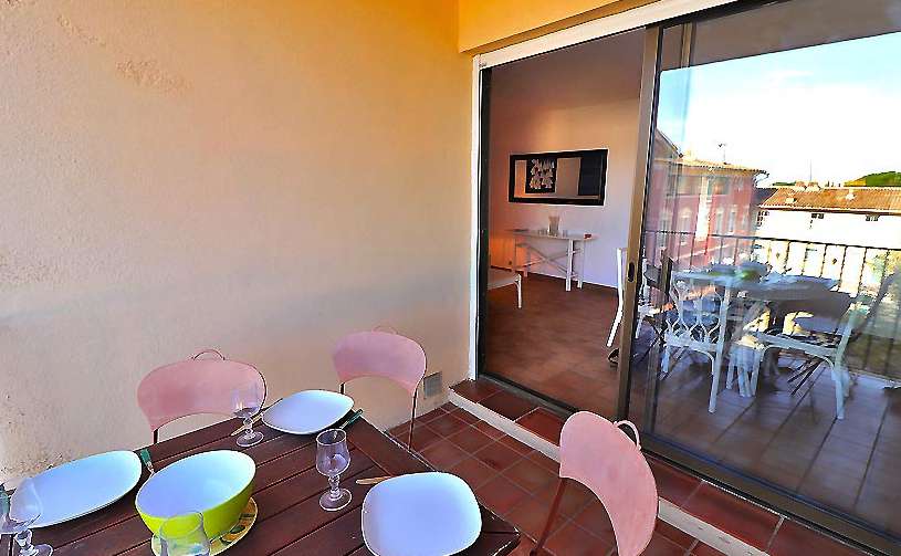 Very well presented one bedroom apartment with parking, enjoying wonderful