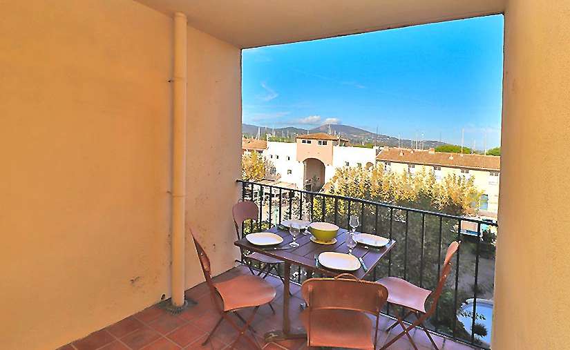 Very well presented one bedroom apartment with parking, enjoying wonderful