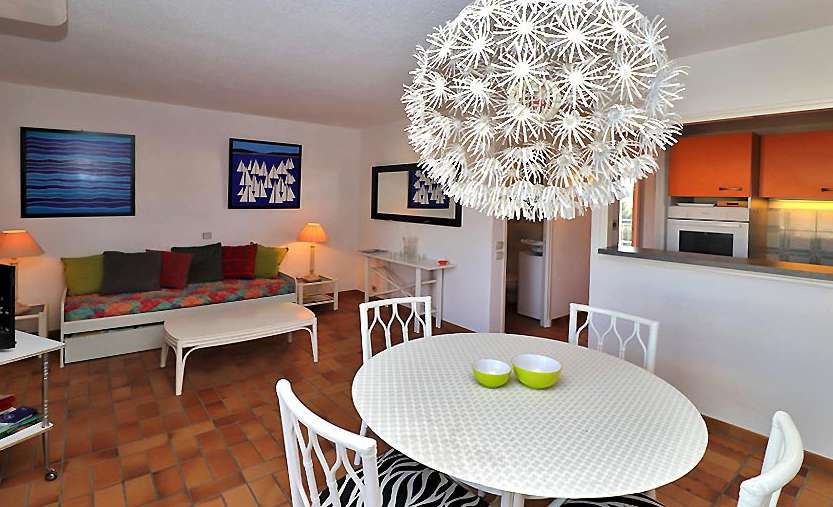 Very well presented one bedroom apartment with parking, enjoying wonderful