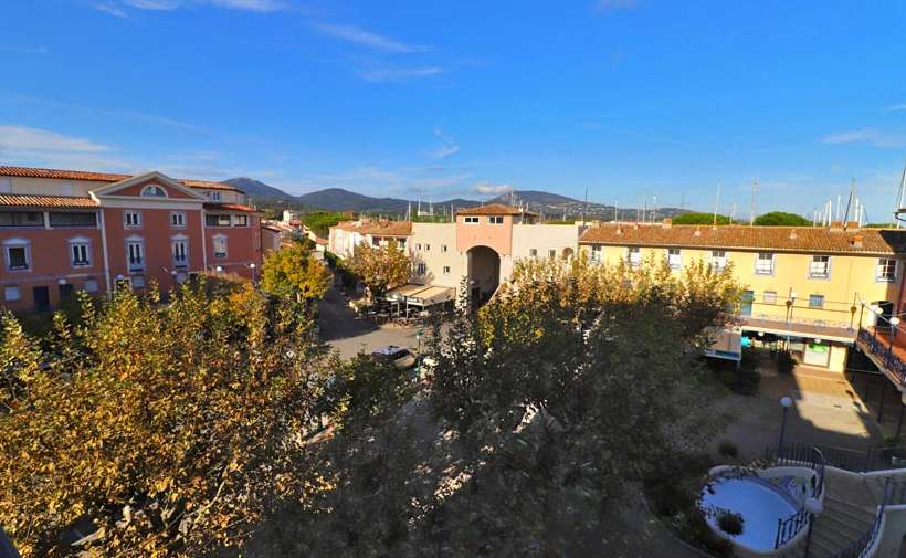 Very well presented one bedroom apartment with parking, enjoying wonderful