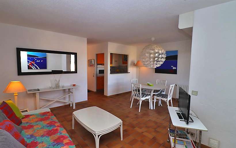 Very well presented one bedroom apartment with parking, enjoying wonderful