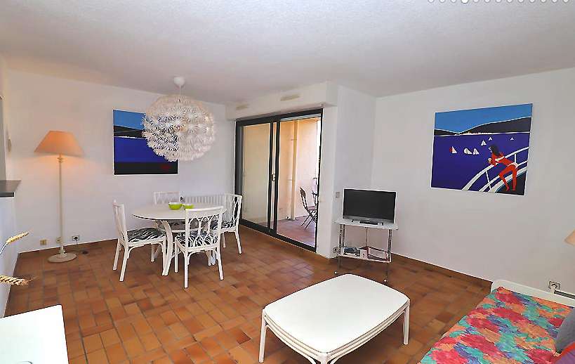 Very well presented one bedroom apartment with parking, enjoying wonderful