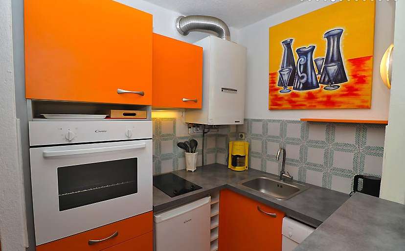 Very well presented one bedroom apartment with parking, enjoying wonderful