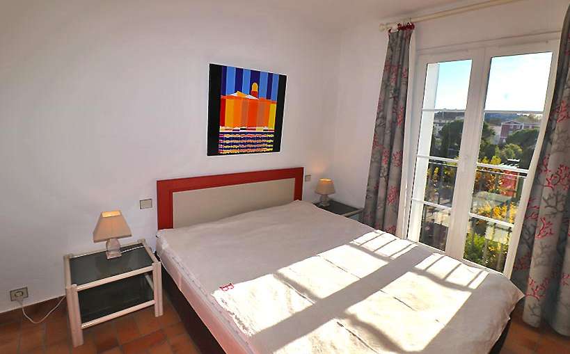 Very well presented one bedroom apartment with parking, enjoying wonderful