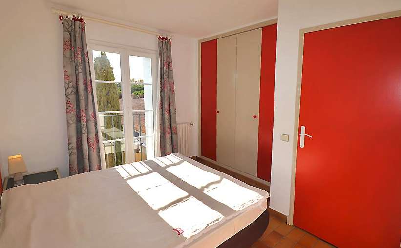 Very well presented one bedroom apartment with parking, enjoying wonderful