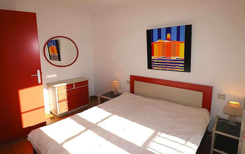 Very well presented one bedroom apartment with parking, enjoying wonderful