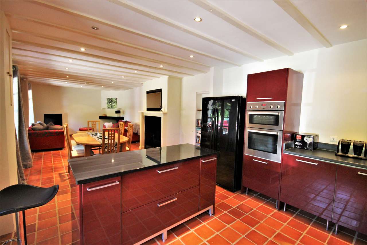 Superb 6 bedroom whitewashed property, with a total spacious and beautifull