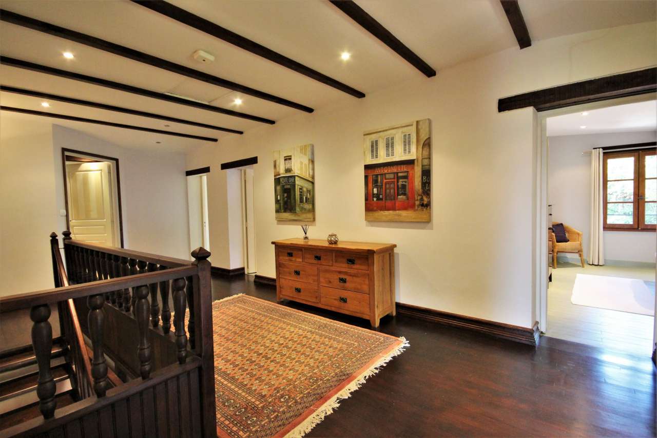 Superb 6 bedroom whitewashed property, with a total spacious and beautifull