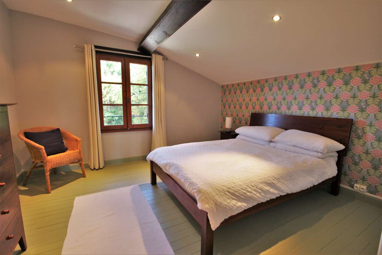 Superb 6 bedroom whitewashed property, with a total spacious and beautifull