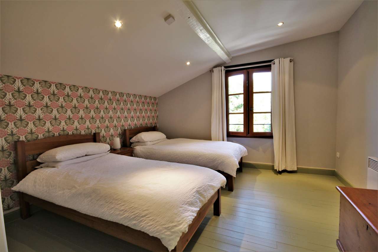 Superb 6 bedroom whitewashed property, with a total spacious and beautifull