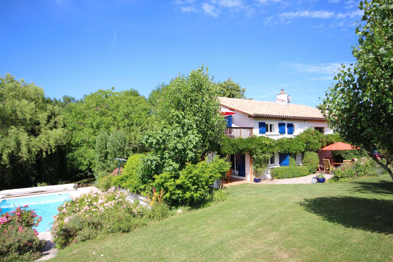 Superb 6 bedroom whitewashed property, with a total spacious and beautifull