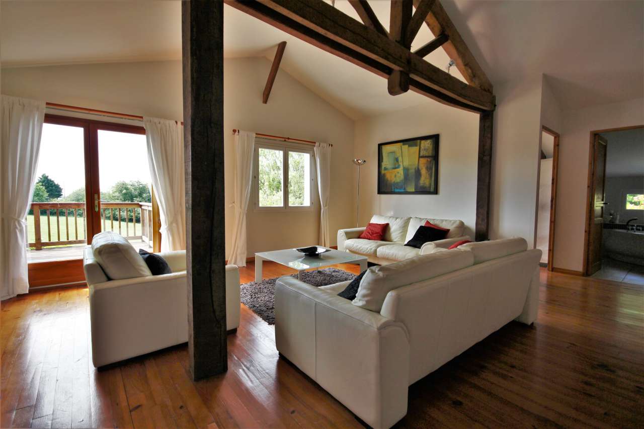 Superb 6 bedroom whitewashed property, with a total spacious and beautifull