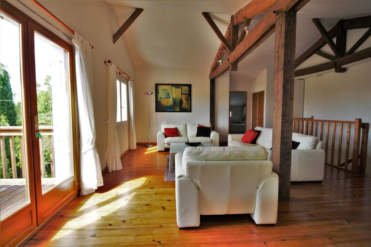 Superb 6 bedroom whitewashed property, with a total spacious and beautifull