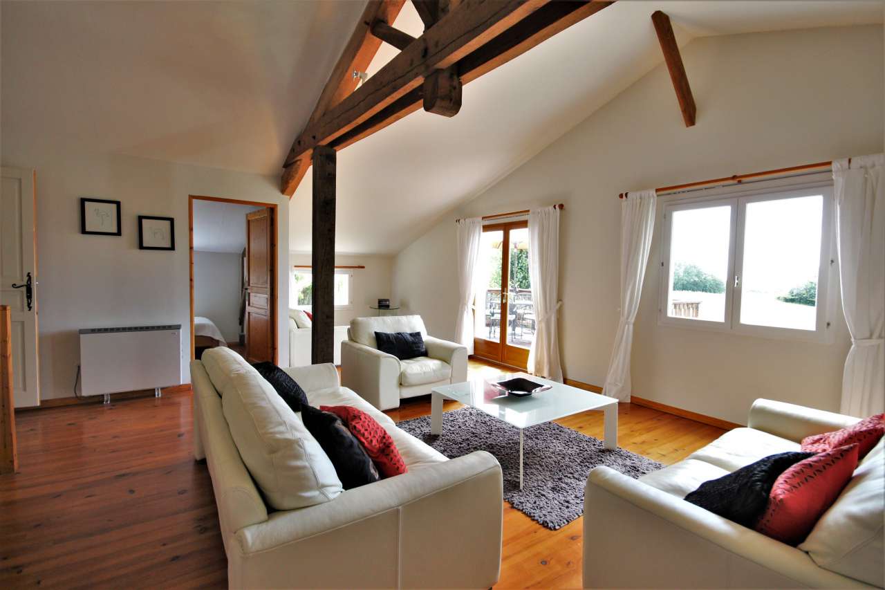 Superb 6 bedroom whitewashed property, with a total spacious and beautifull