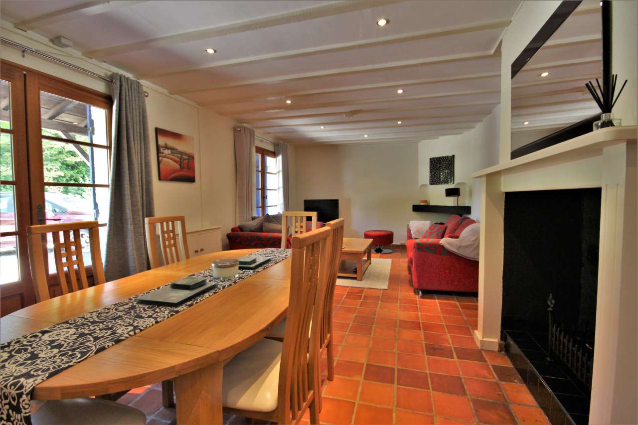 Superb 6 bedroom whitewashed property, with a total spacious and beautifull