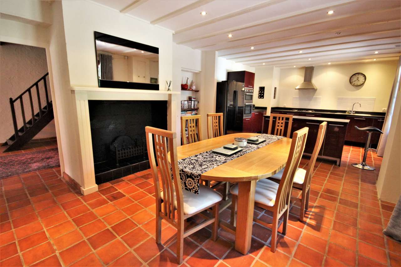 Superb 6 bedroom whitewashed property, with a total spacious and beautifull