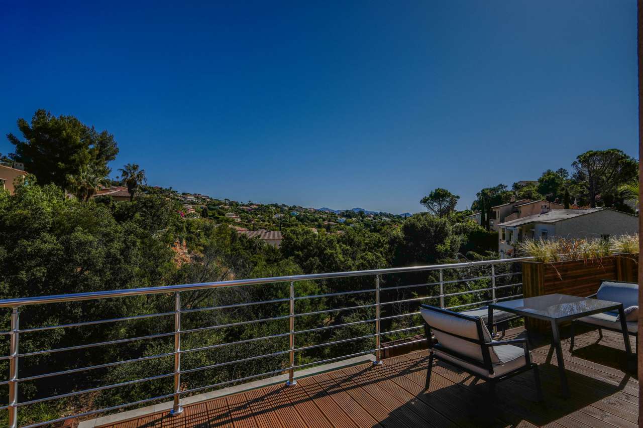 Modern and contemporary 3 bedroom villa with pool and garden, enjoying pano