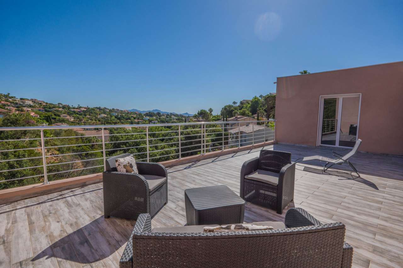 Modern and contemporary 3 bedroom villa with pool and garden, enjoying pano