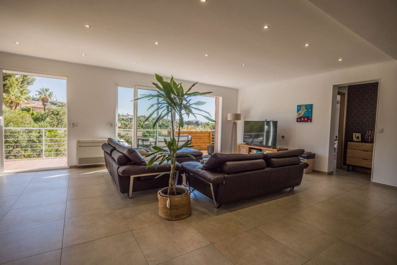 Modern and contemporary 3 bedroom villa with pool and garden, enjoying pano