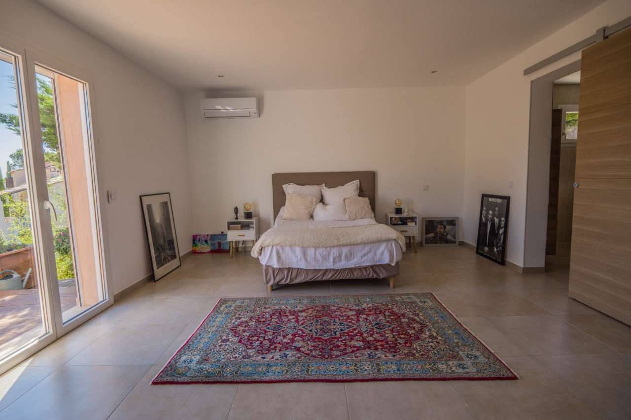 Modern and contemporary 3 bedroom villa with pool and garden, enjoying pano