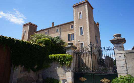 Wonderful opportunity to acquire a beautifully restored 3 storey, 10 bedroo