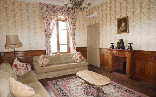 Wonderful opportunity to acquire a beautifully restored 3 storey, 10 bedroo