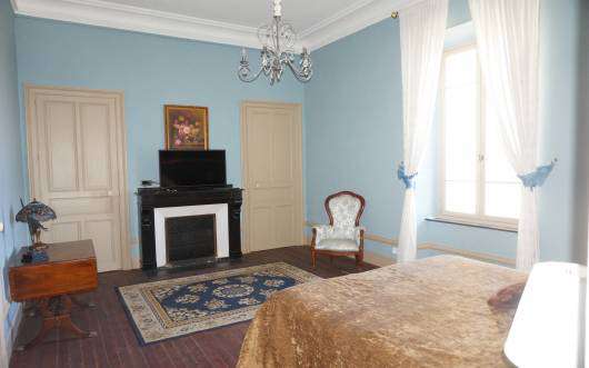 Wonderful opportunity to acquire a beautifully restored 3 storey, 10 bedroo