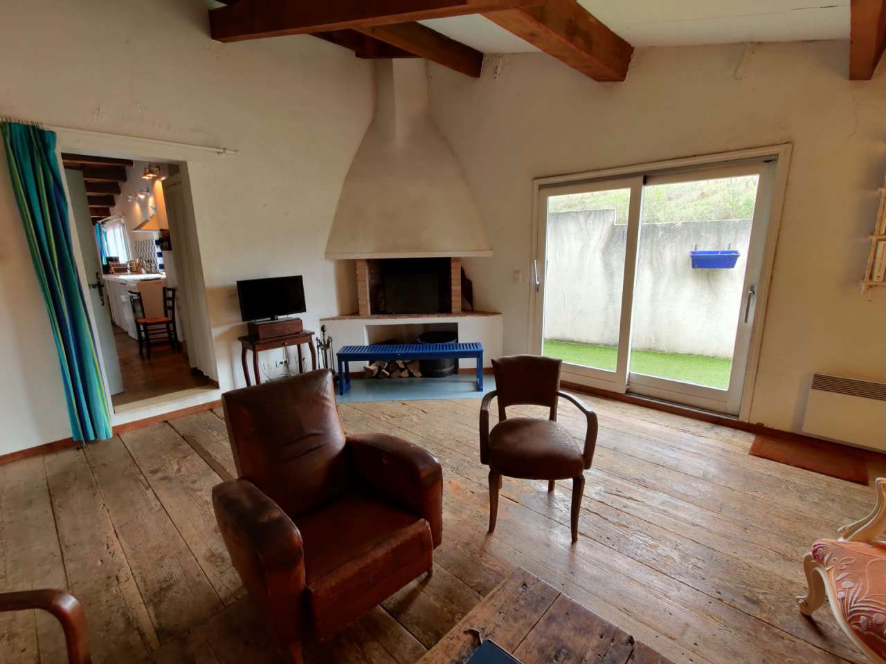 Substantial 14 bedroom wine estate, which is ideally situated on the edge o