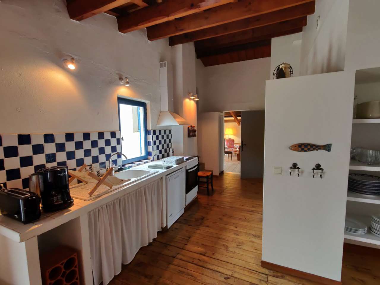 Substantial 14 bedroom wine estate, which is ideally situated on the edge o